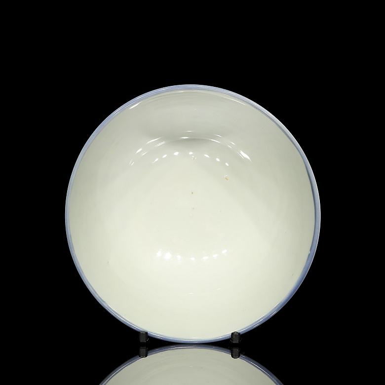 Cuenco de porcelana con esmalte azul 