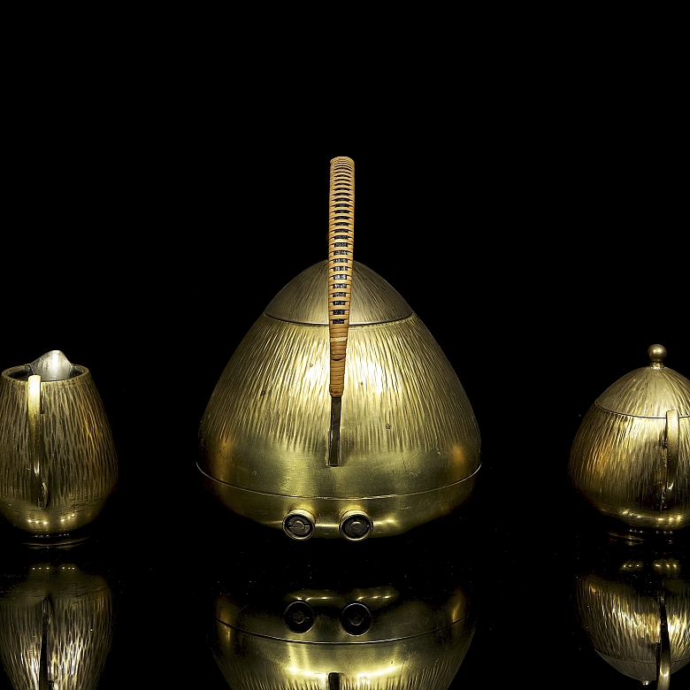 Juego de té en latón martillado. Diseño de Peter Behrens, Therma (Suiza), c. 1910-1920