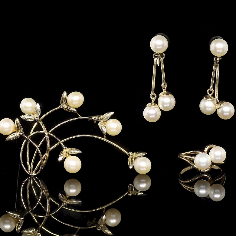 Conjunto de anillo, broche y pendientes de oro amarillo con perlas