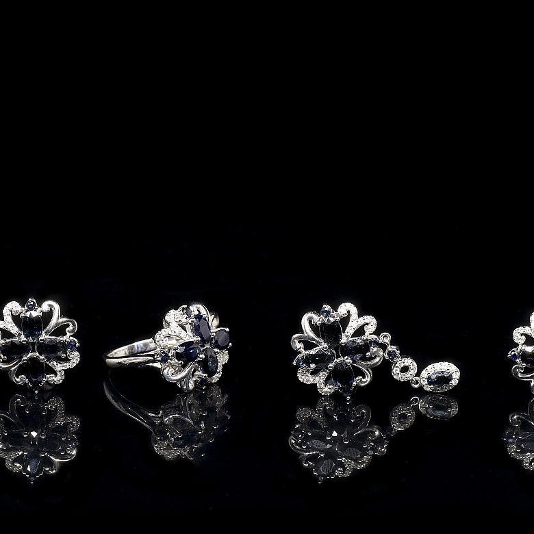 Conjunto en oro blanco de 18K con zafiros y diamantes