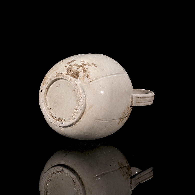Ceramic jug with cream glaze, Ding kiln