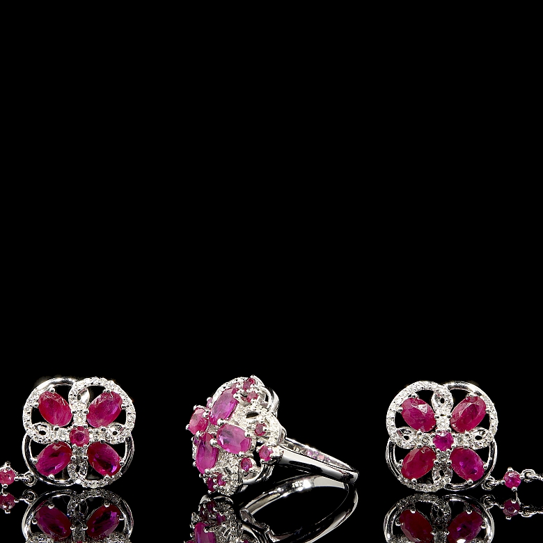 Conjunto de anillo, colgante y pendientes en oro blanco de 18k con rubíes y diamantes