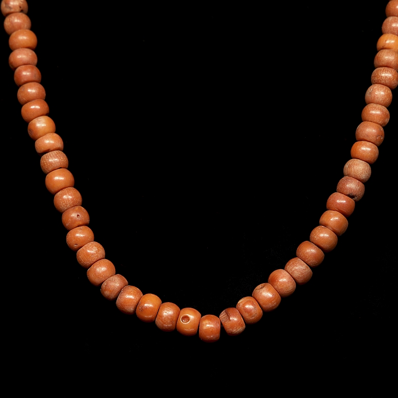 Bag with 180 coral-coloured beads, 20th century