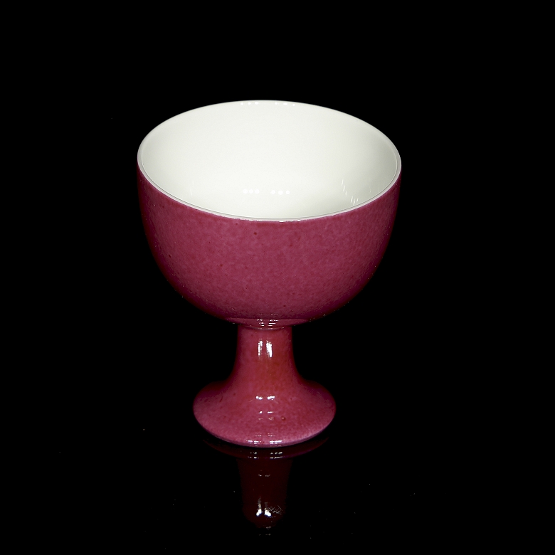 Pequeña copa de porcelana esmaltada en rosa, con sello Yongzheng