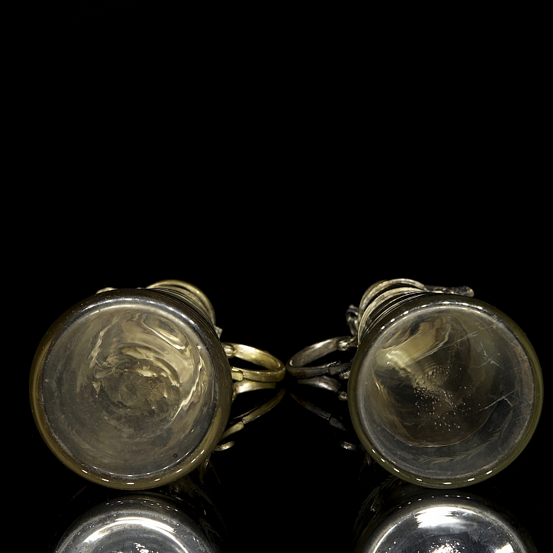 两只维多利亚风格的酒壶，19世纪。