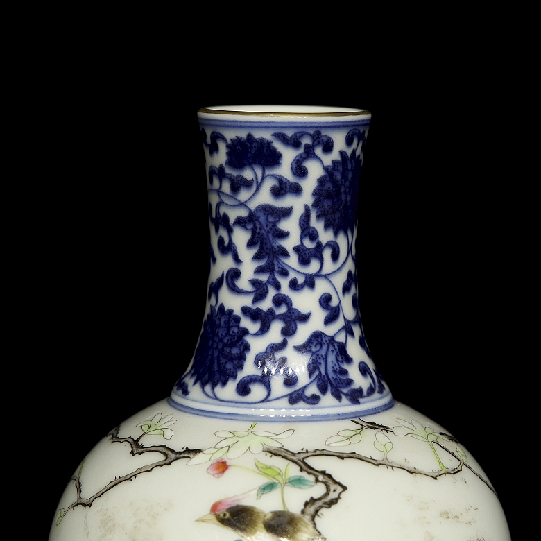 Porcelain vase ‘Birds on a Branch’ with Qianlong seal - 5