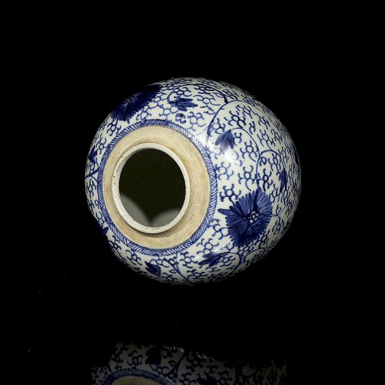 Blue and white glazed porcelain Tibor ‘Chrysanthemums’, 20th century - 4
