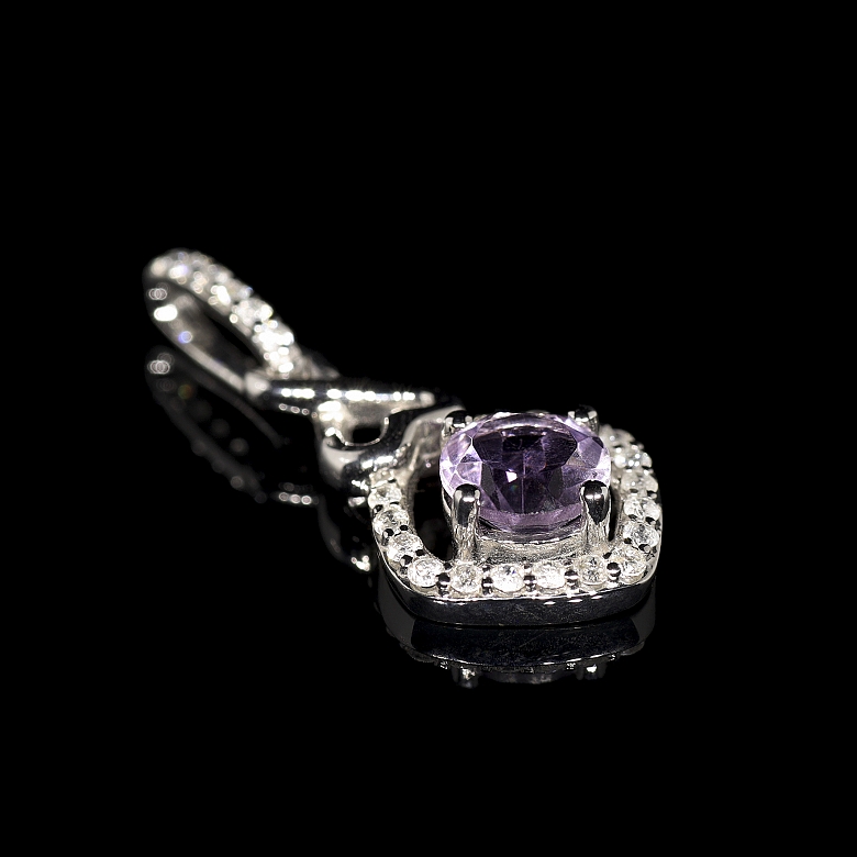 Colgante de oro blanco de 18K con amatista y diamantes