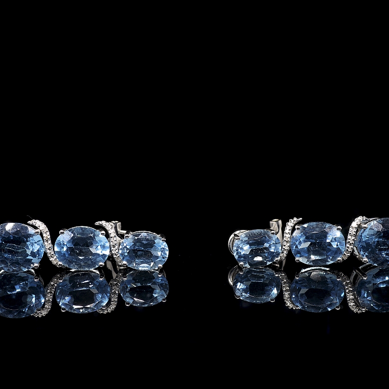 Conjunto de anillo y pendientes en oro blanco de 18k con topacios