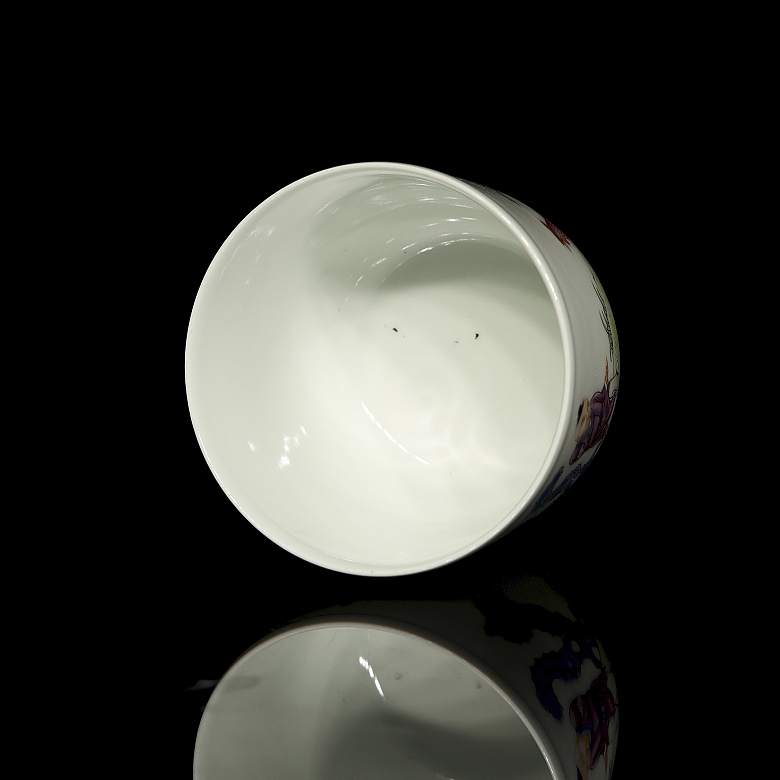 Glazed porcelain cup ‘Landscape and poem’, with Qianlong seal