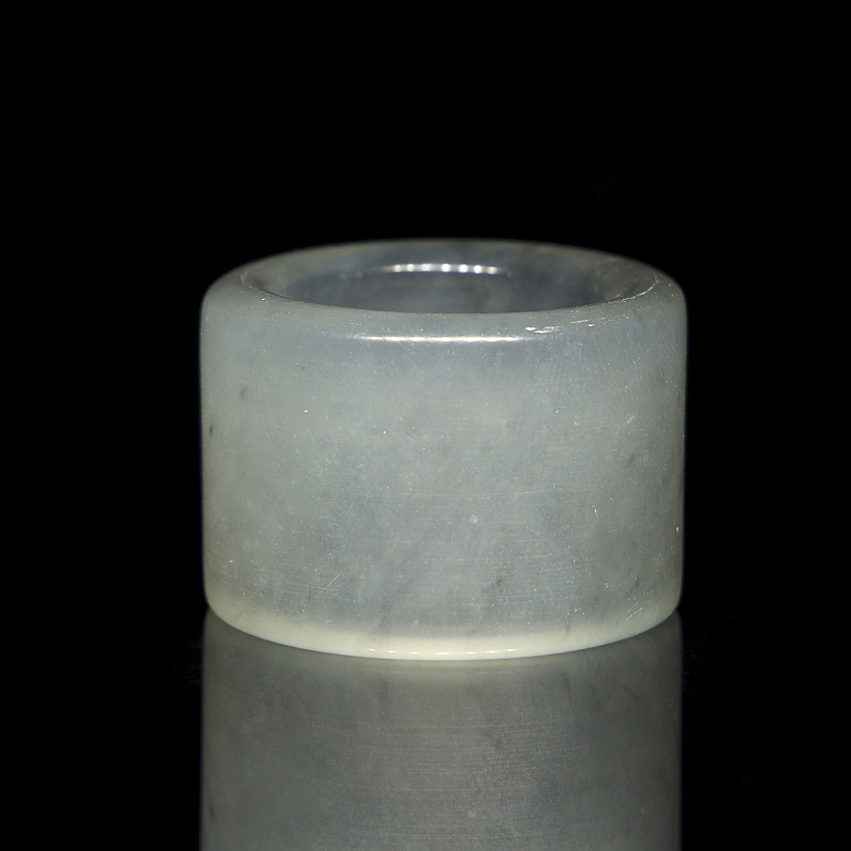Anillo de arquero de jade blanco tallado, s.XX