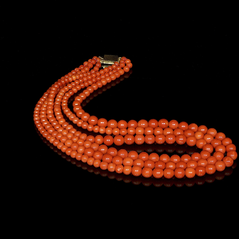 Collar de cuentas de coral y cierre de oro