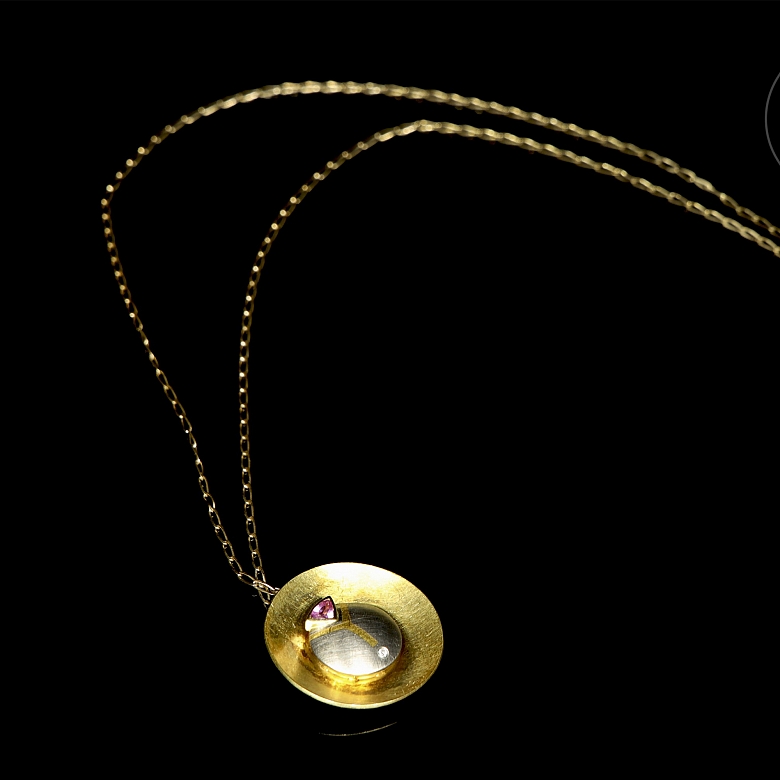 Gargantilla de oro amarillo y platino con gema