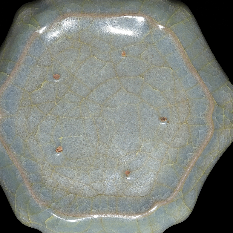 Plato hexalobulado con vidriado celadón , horno de Longquan, estilo Song