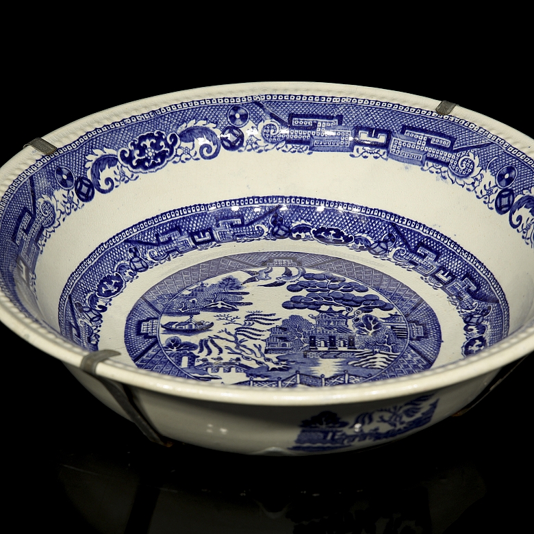 Porcelain dish with blue and white decorations, 20th century - 5