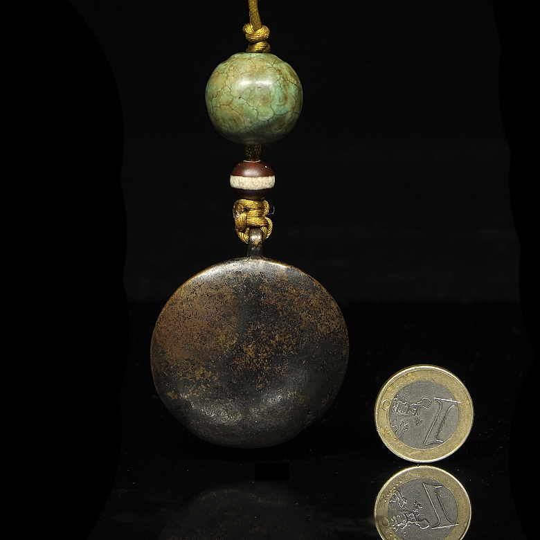 Antiguo colgante astrológico de bronce y turquesa, Tíbet