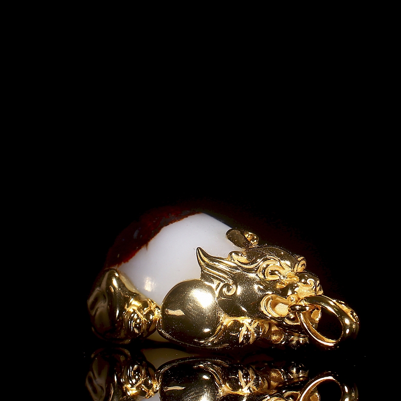 Colgante de jade blanco con montura de metal dorado, dinastía Qing