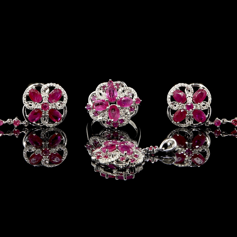 Conjunto de anillo, colgante y pendientes en oro blanco de 18k con rubíes y diamantes