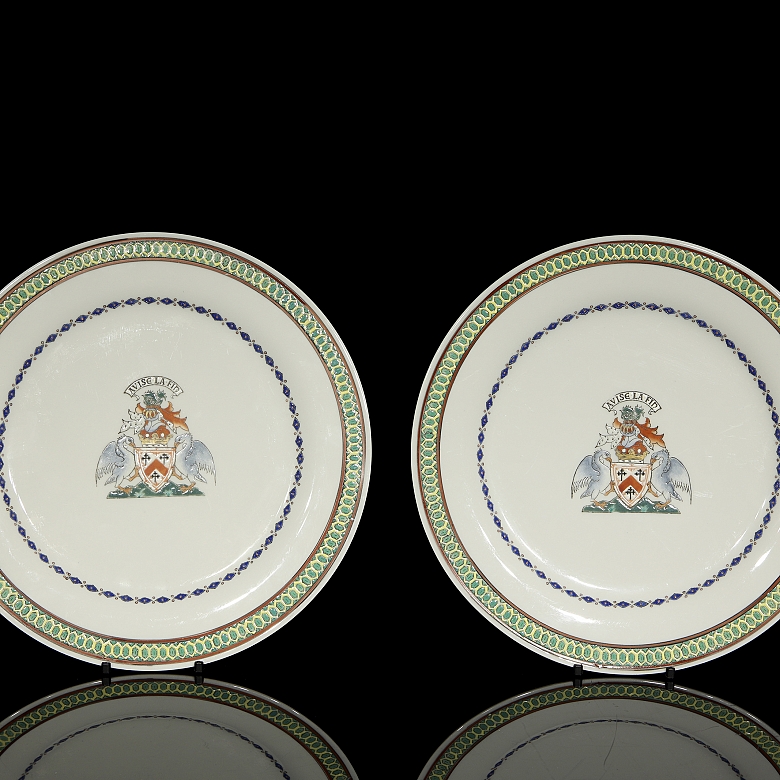 Pareja de platos de porcelana