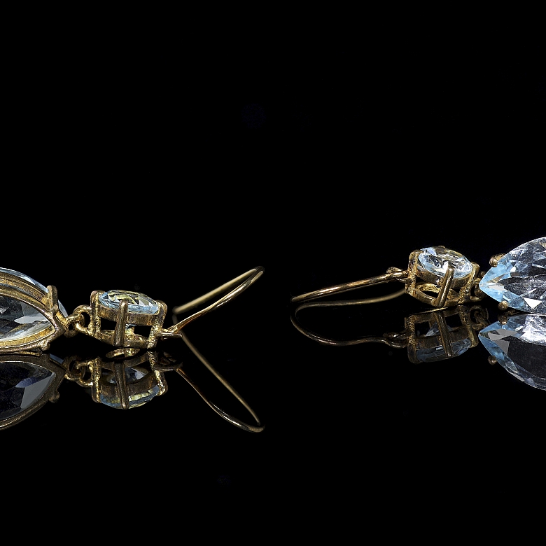 Pendientes de oro amarillo con piedras azules