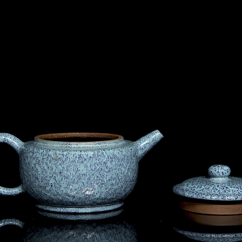 Tetera de cerámica con esmalte azul moteado