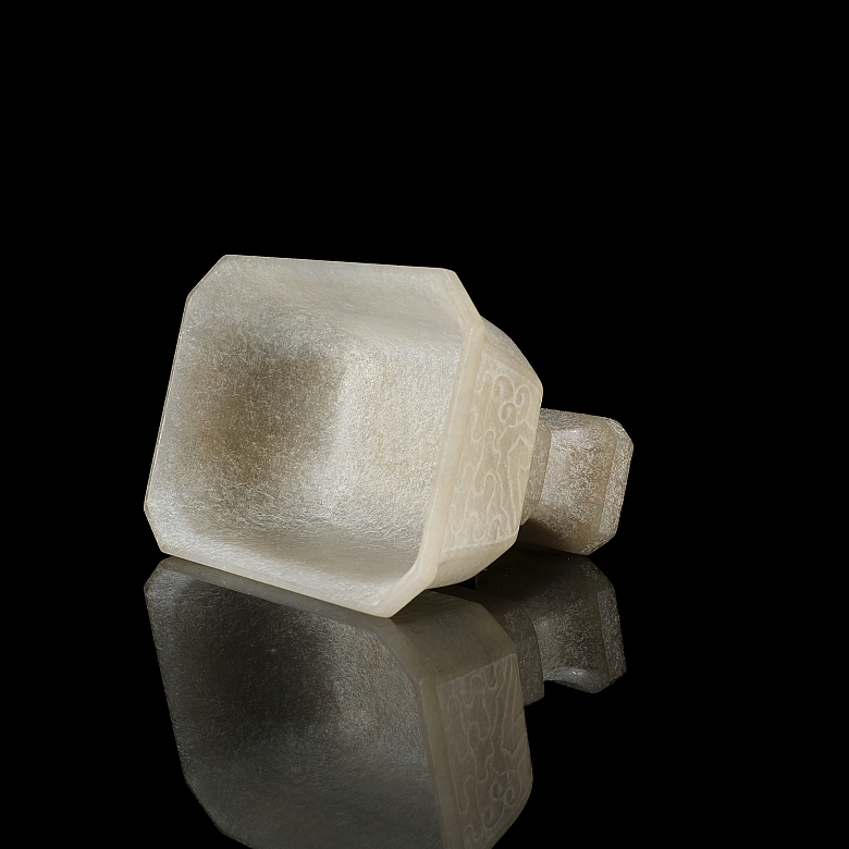 Copa de jade tallada 