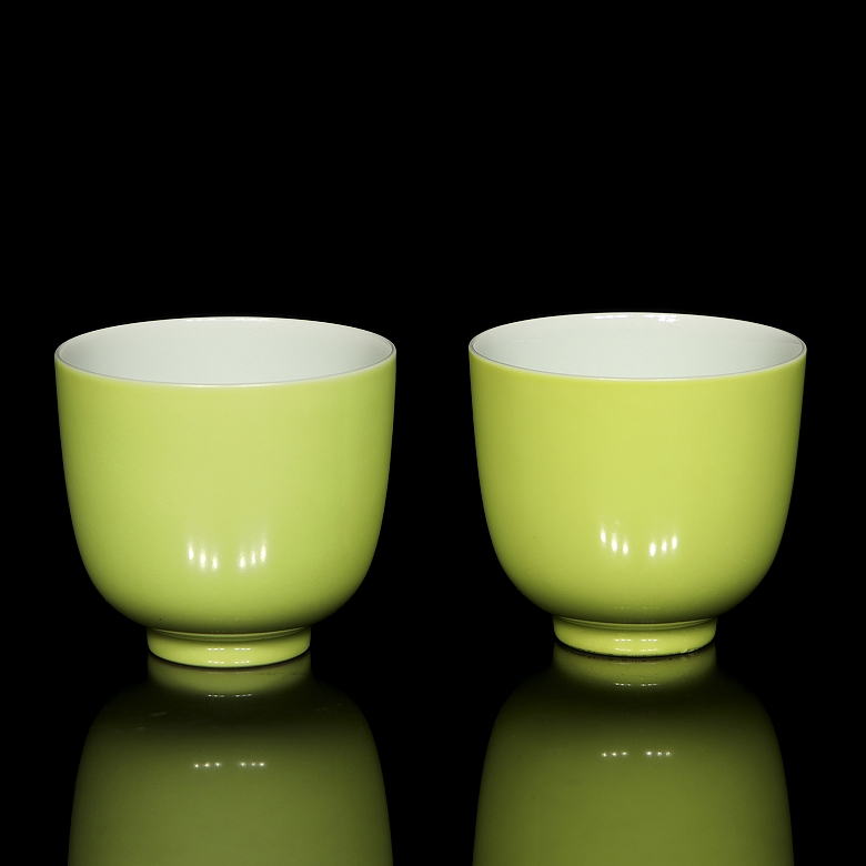 Pareja de tazas de porcelana con esmalte lima, con marca Kangxi