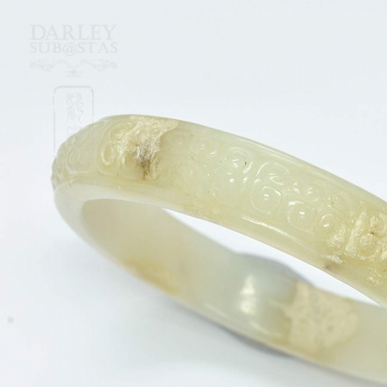 白带浅黄棕天然雕花圆玉手镯 - 1