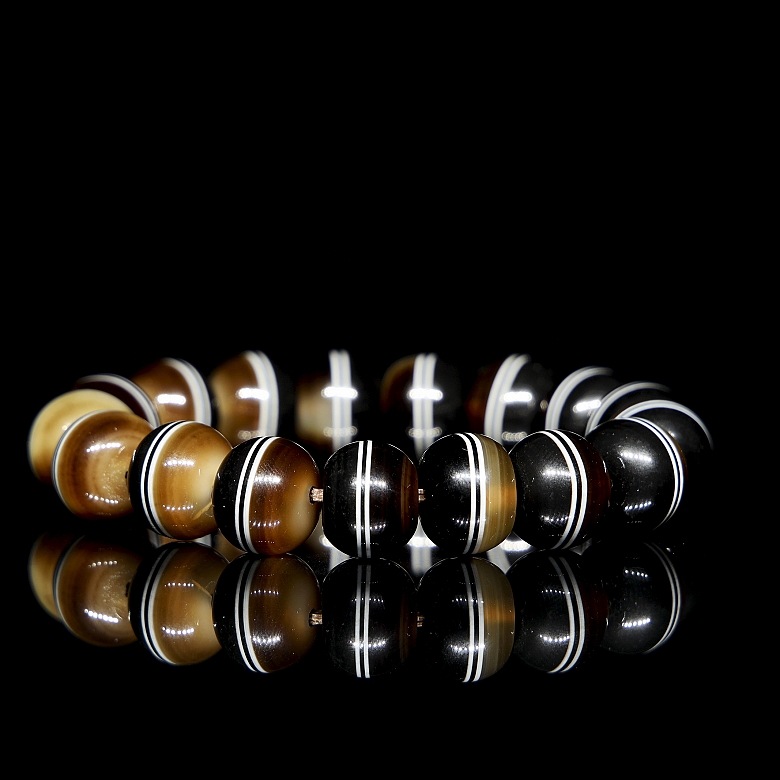 Agate bead bracelet, 20th century
