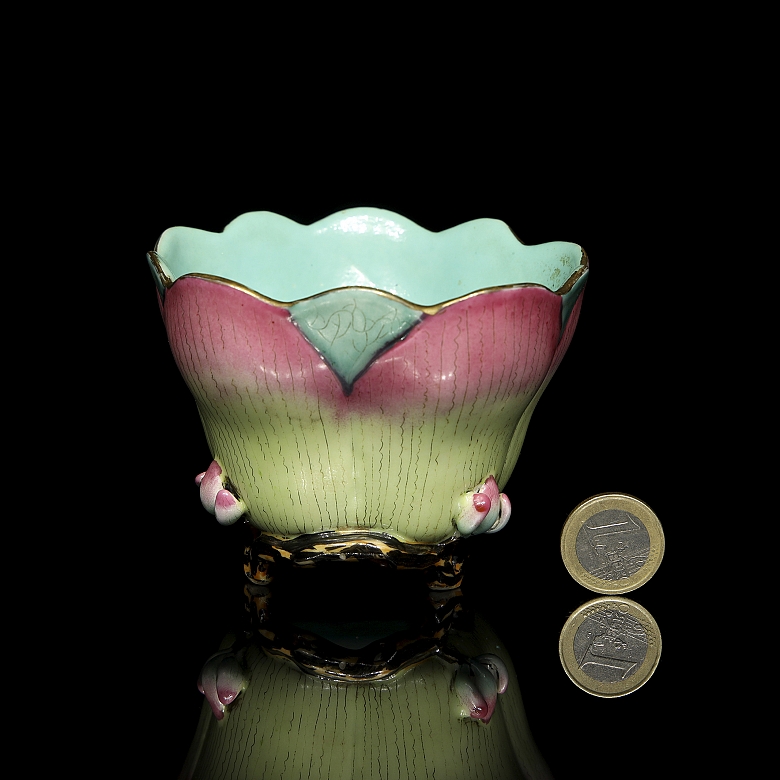 Pequeño cuenco de porcelana esmaltada “Flor”, con sello Qianlong