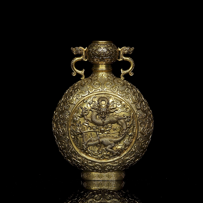 Jarrón de bronce dorado