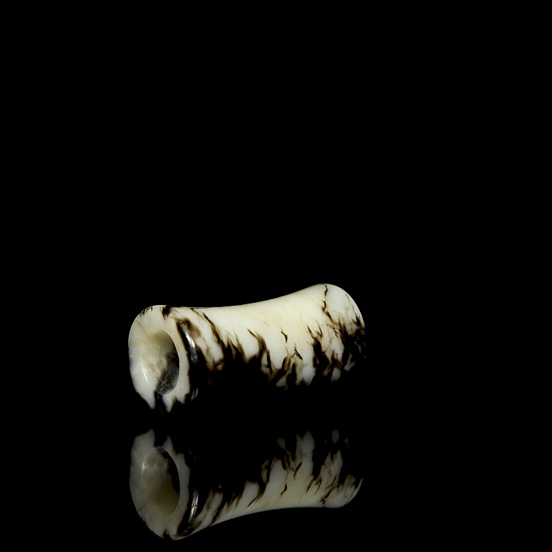 Cuenta cilíndrica de jade tallado, dinastía Ming