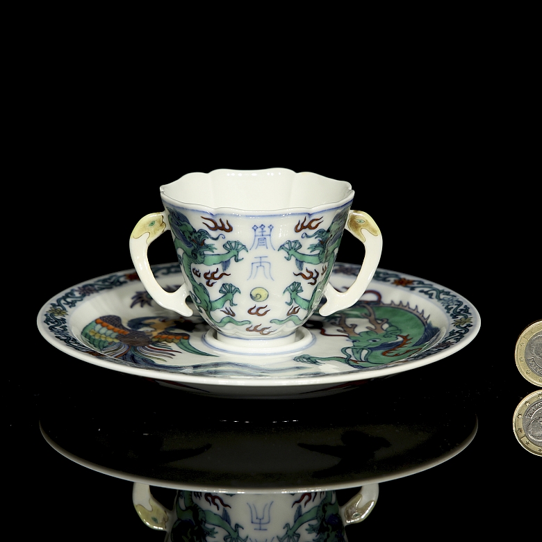 Conjunto de taza y plato de porcelana