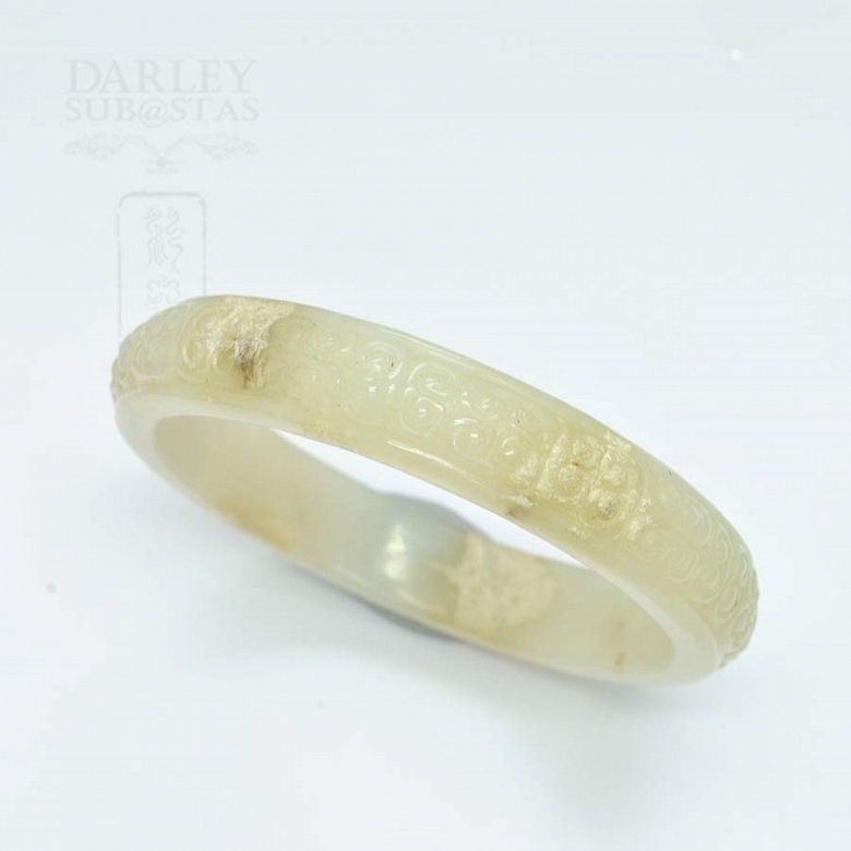 白带浅黄棕天然雕花圆玉手镯