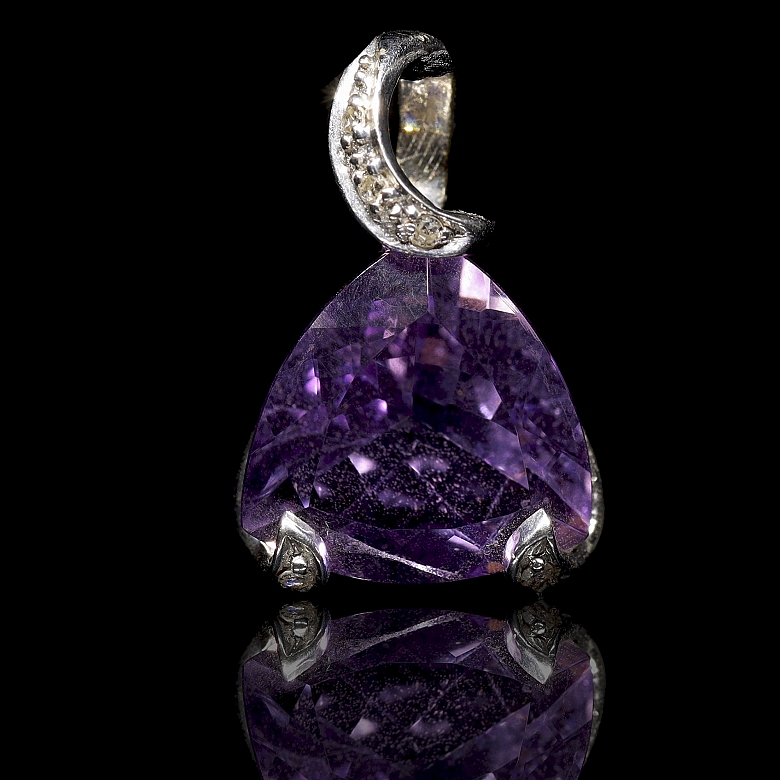 Colgante con amatista y diamantes en oro blanco de 18K
