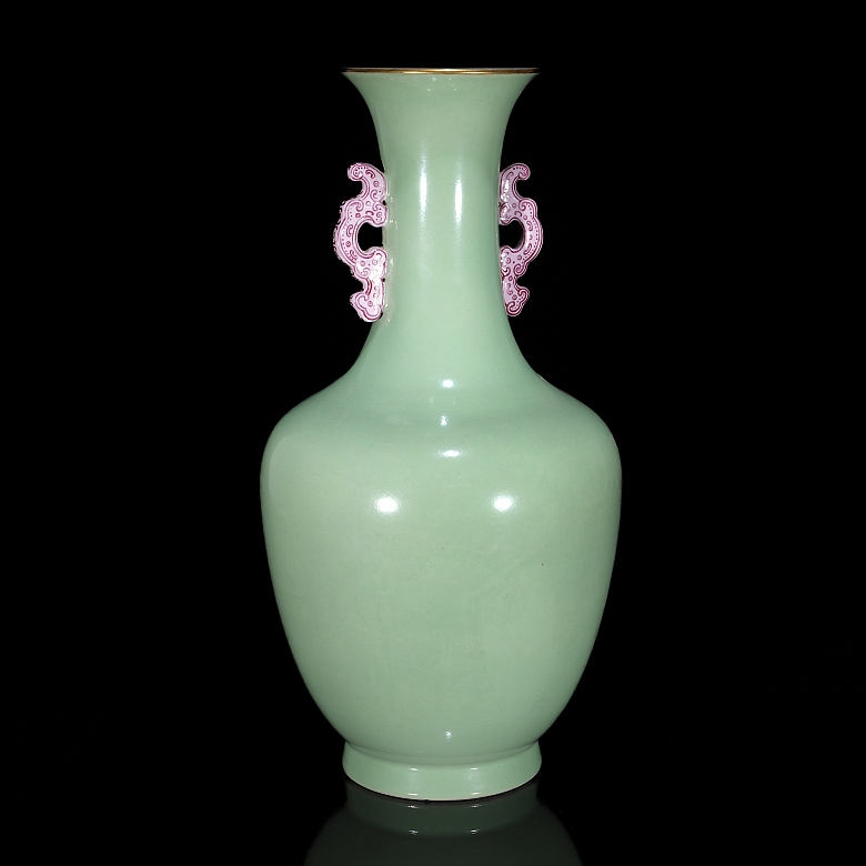 Jarrón de porcelana con esmalte celadón, dinastía Qing