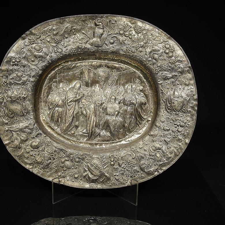 Bandeja de estilo historicista en plata repujada, s. XIX–XX