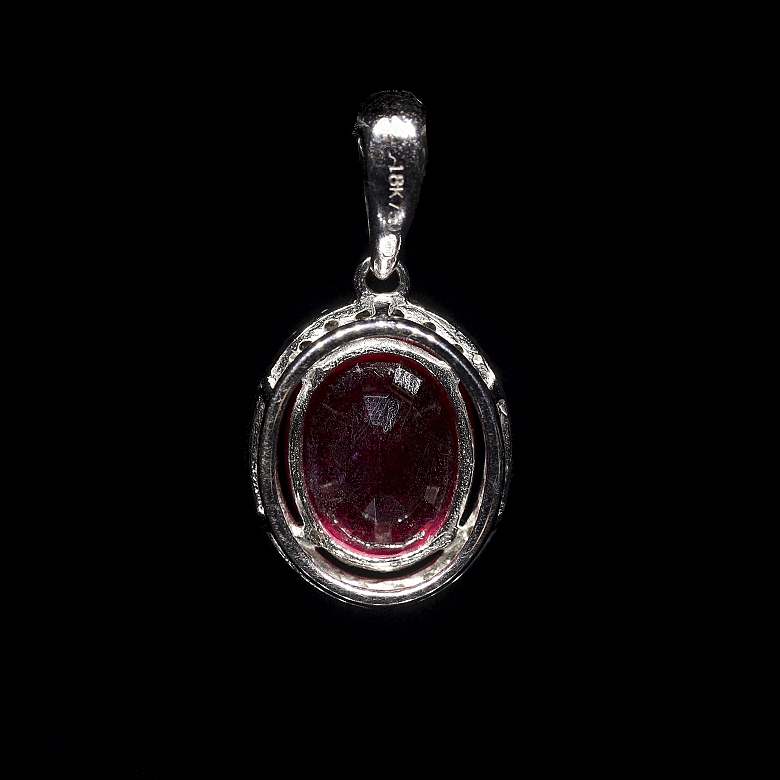 Colgante de oro blanco de 18k con rubí y diamantes