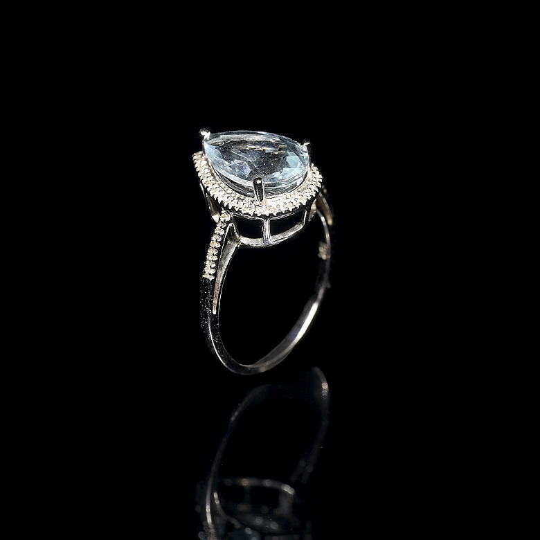Anillo en oro blanco de 18 kt con aguamarina y diamantes