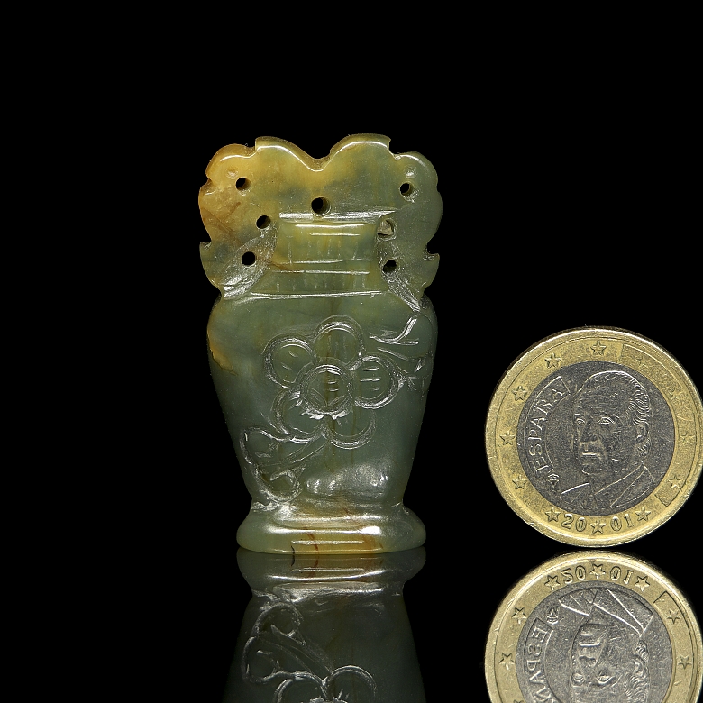 Jade-carved figure, “Vase”, Qing Dynasty