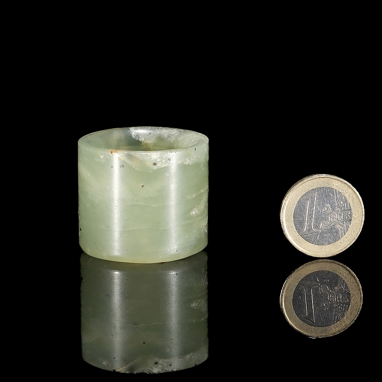 Carved cladon jade ring, Qing dynasty
