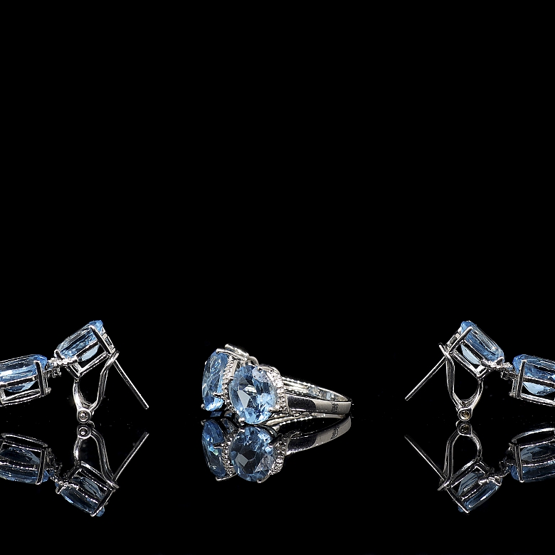 Conjunto de anillo y pendientes en oro blanco de 18k con topacios