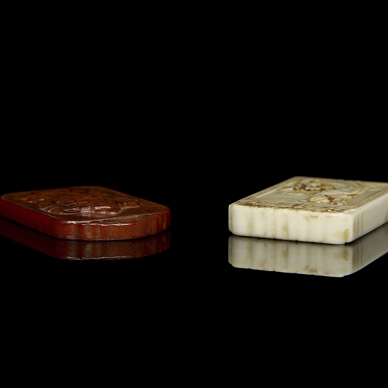 Pareja de placas de piedra tallada