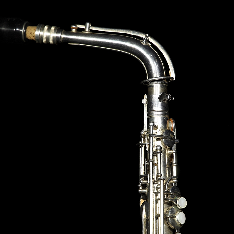 Saxofón alto, marca Conn, ca 1920