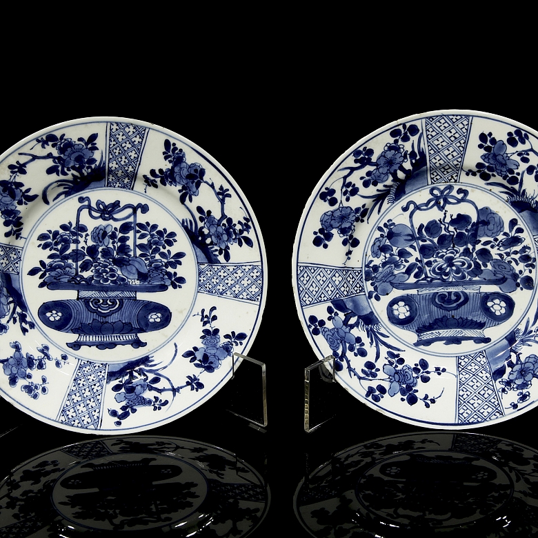 Pareja de platos de porcelana