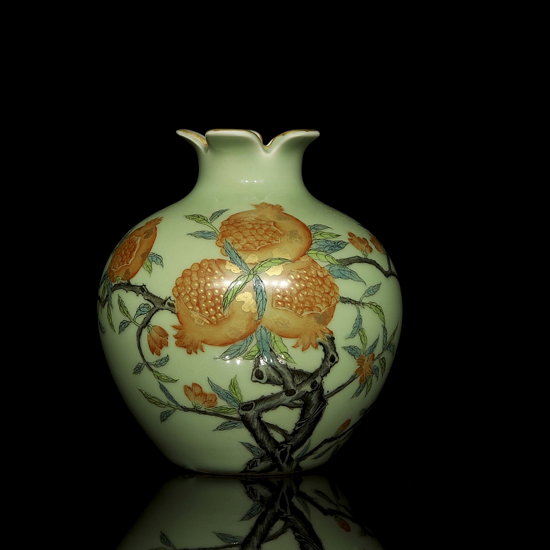 Glazed porcelain vase ‘Pomegranates’, with Qianlong Seal