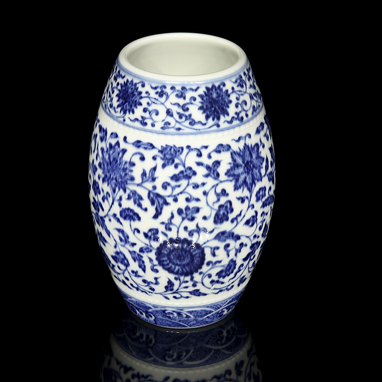 Jarrón azul y blanco con forma de barril 
