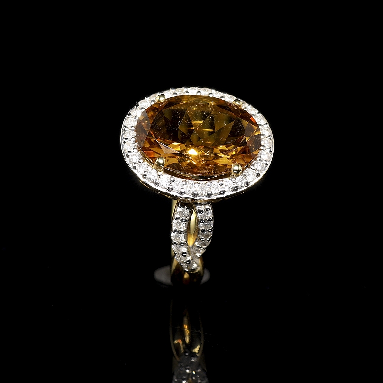 Anillo en oro amarillo de 18K con citrino y diamantes