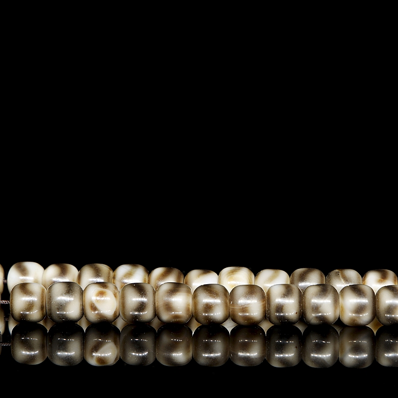 ‘Mala’ necklace with agate beads, Tang style