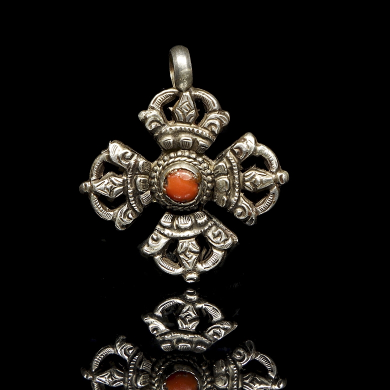 Antiguo colgante de plata con lapislázuli y coral, Tíbet